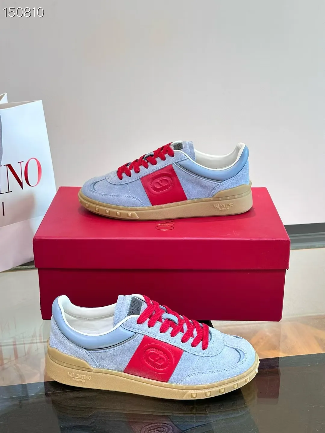 Men's men's shoes 💰440 [New style] 🐡🐡Original quality Top version on the market VALENTINO (Valentino) 2023 latest fashion week catwalk [couples 👫 style], unique design, fashionable people specialize in thin feet 🔥A fashion product of Baita [strong] Fabric: The toe is made of high mercerized triangular grain cowhide and A-grade full-grain cowhide tower, original lasting process Inner lining: cowhide lining + PU hanging mesh feet, heel and tongue decorated with VaIentin* shallow relief oversized rivets Size: 38-44 (45 can be customized